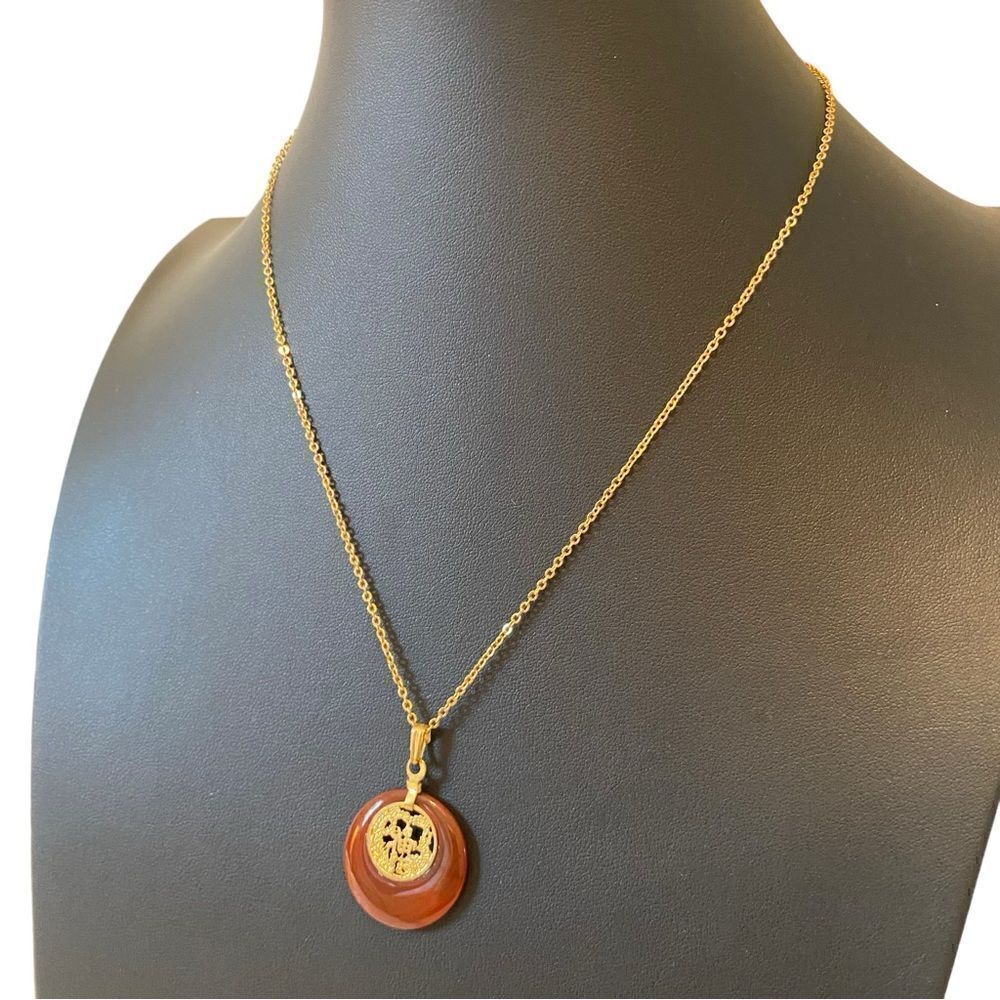 Delicate Looking Vintage Pendant on Shimmering Gold Tone Chain. - Picture 3 of 7